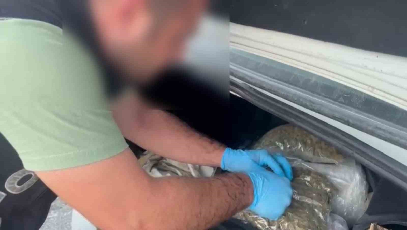Otomobildeki bavulda 19 kilo 150 gram esrar &ccedil;ıktı
