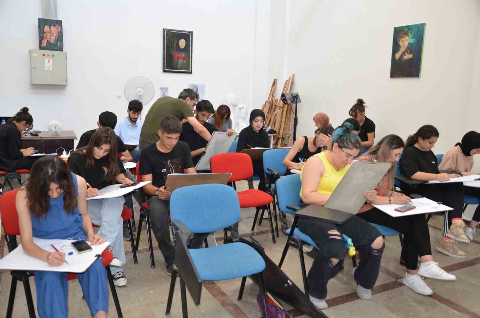 Diyarbakır&rsquo;da &ouml;ğrenciler yetenek sınavlarına &uuml;cretsiz hazırlanıyor
