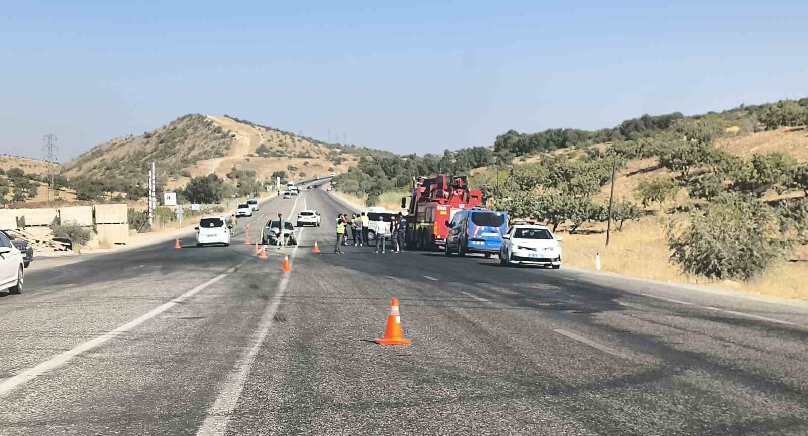 Otomobil ile minib&uuml;s &ccedil;arpıştı: 3 yaralı
