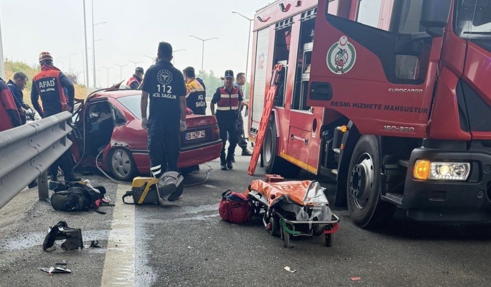 Bariyerlere çarpan otomobil hurdaya döndü: 1 yaralı
