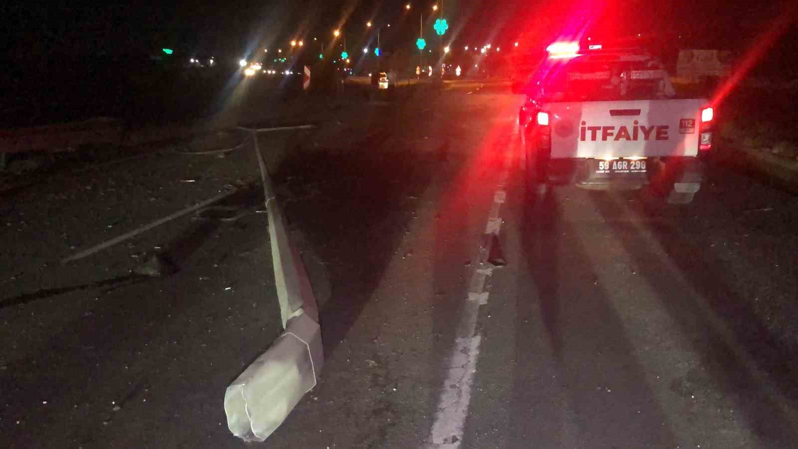 Aydınlatma direğine &ccedil;arpan otomobilin s&uuml;r&uuml;c&uuml;s&uuml; yaralandı
