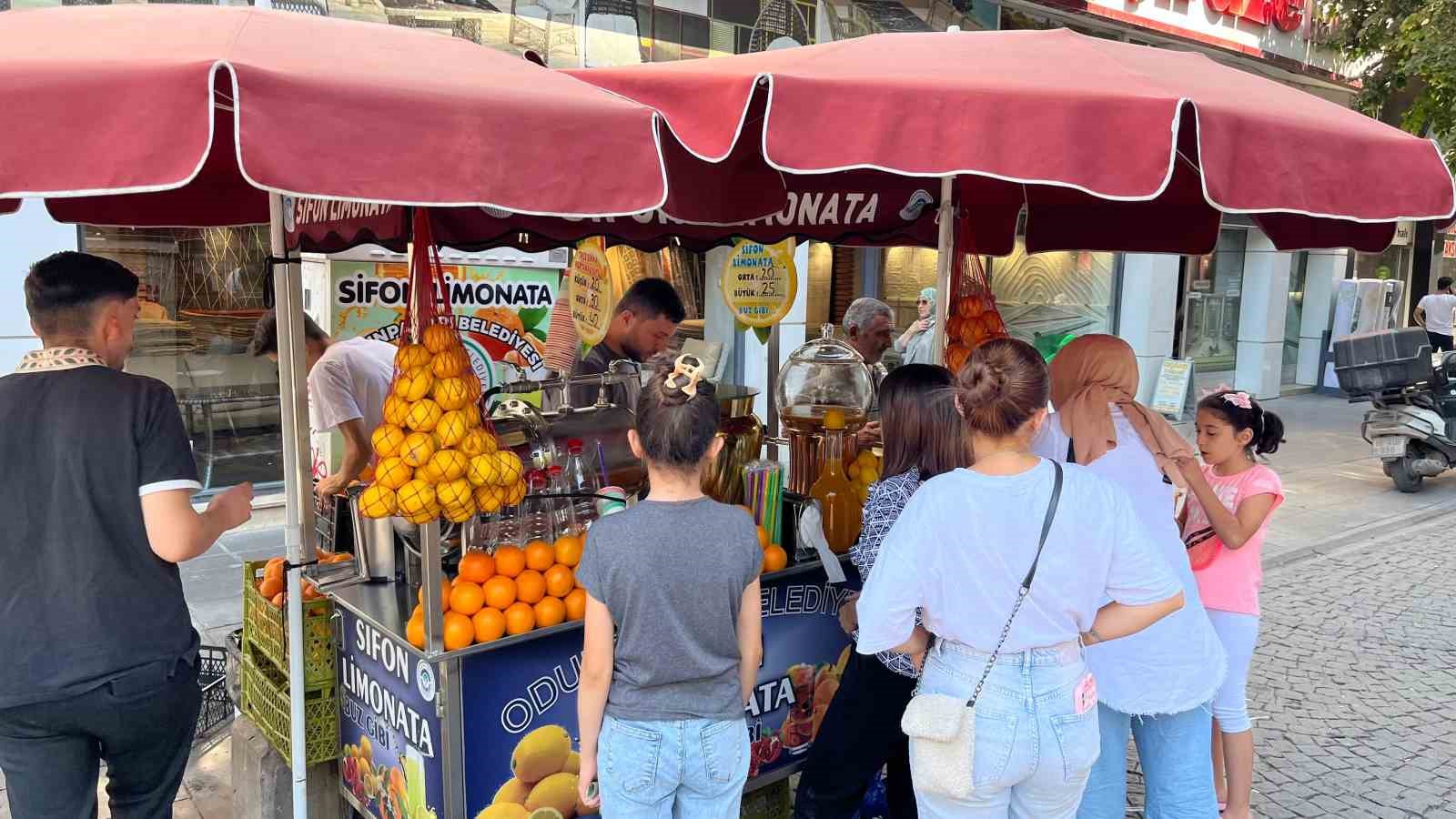 Yerli ve yabancı turistler sifon limonataya yoğun ilgi gösteriyor
