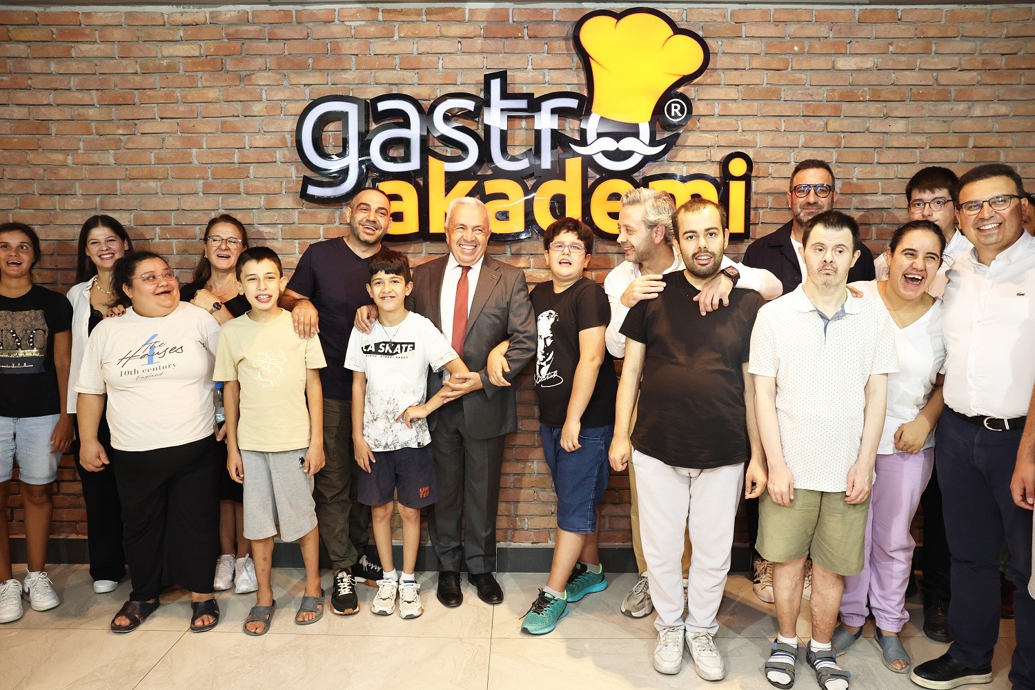 Başkan Şadi &Ouml;zdemir, &ouml;zel &ccedil;ocuklarla pizza yaptı
