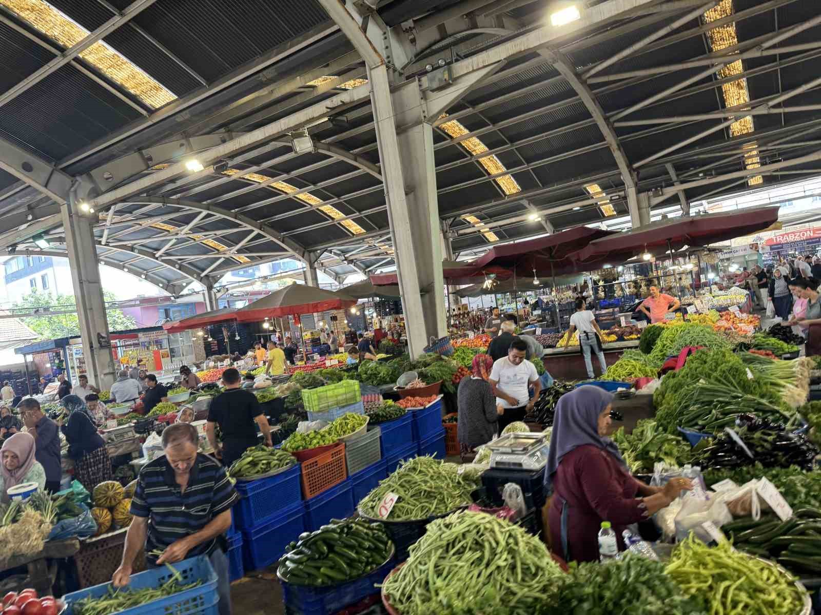 Halk pazarına yoğun ilgi
