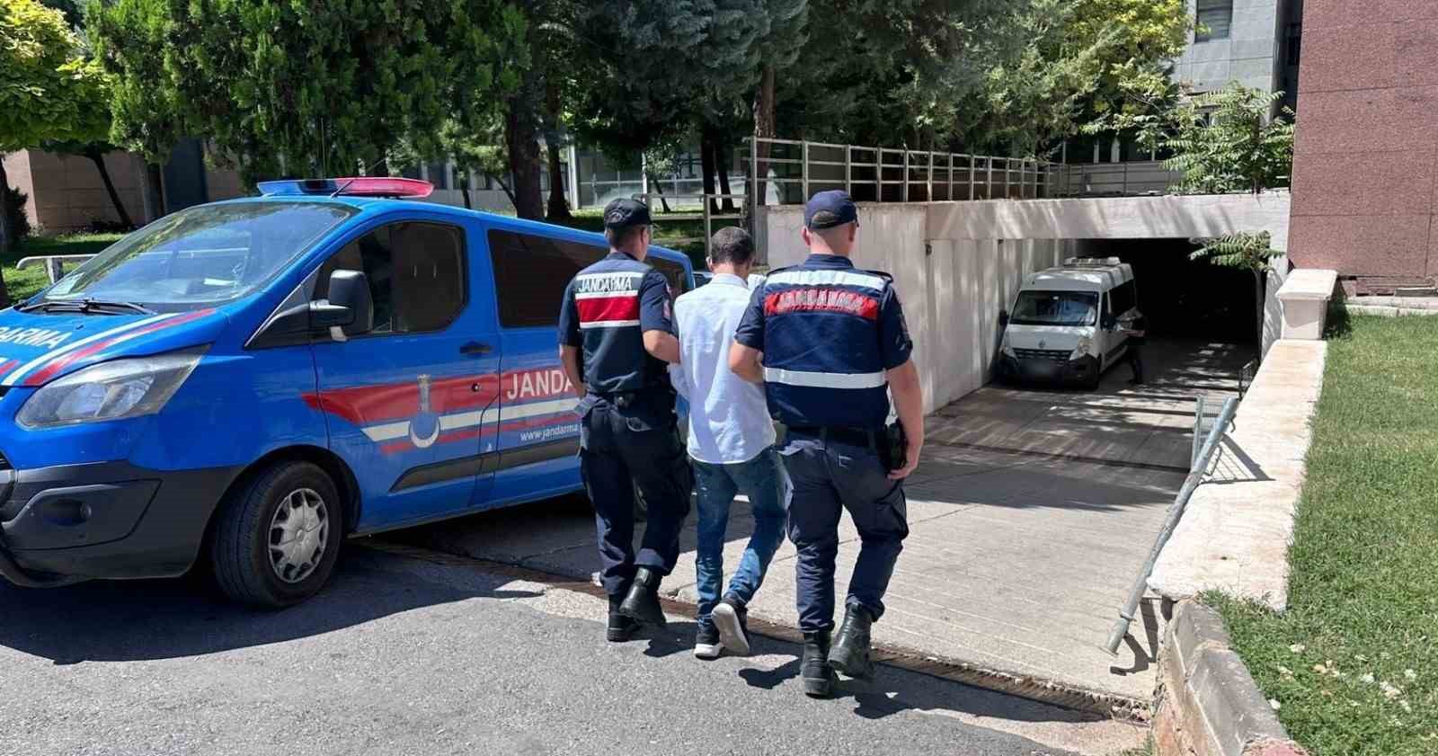 Gaziantep’te kaçak göçmen organizatörü 2 şahıs tutuklandı
