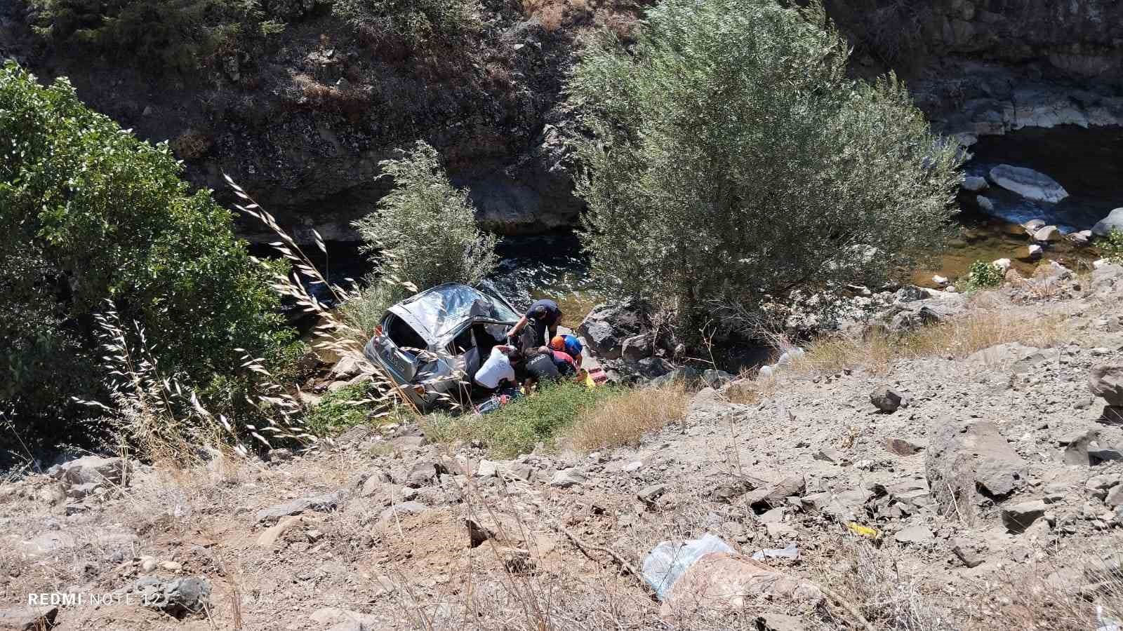 Gümüşhane’de 35 metreden dere yatağına yuvarlanan otomobilin sürücüsü öldü