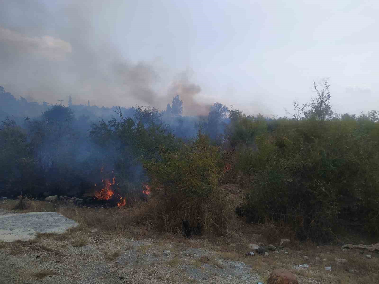 Osmaniye’de makilik alanda çıkan yangın söndürüldü