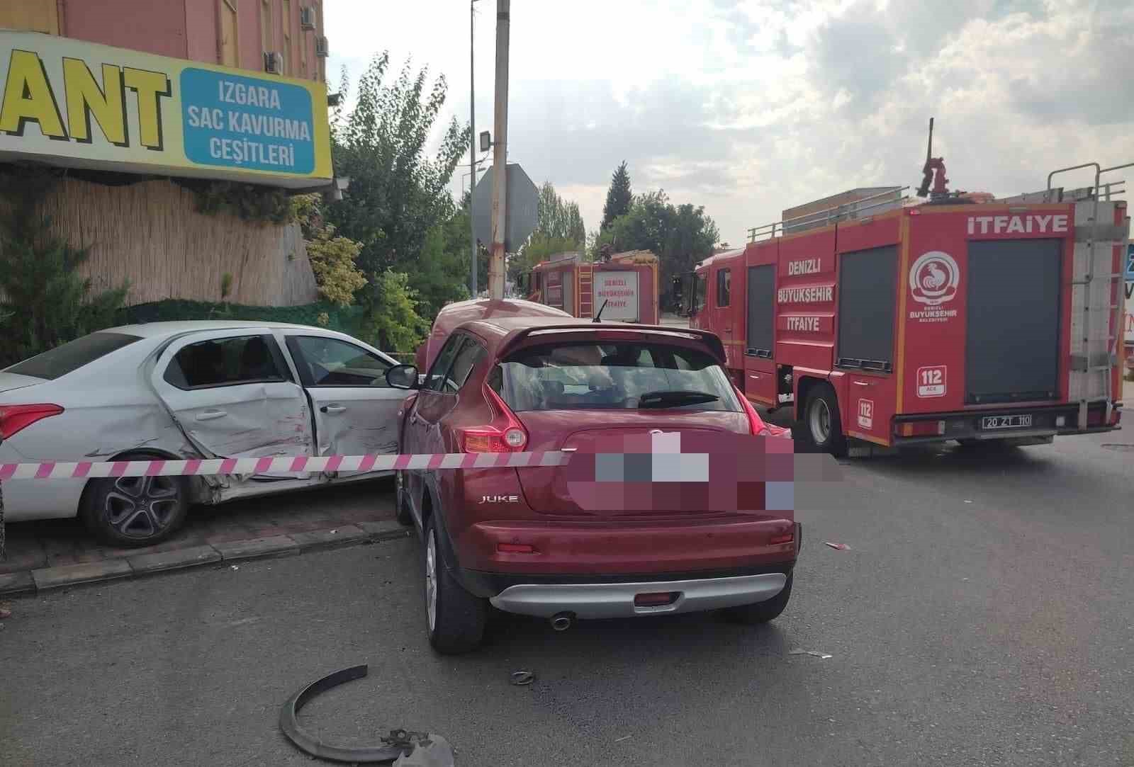Otomobil &ouml;nce seyir halindeki araca sonrasında ise direğe &ccedil;arparak durabildi; 3 yaralı
