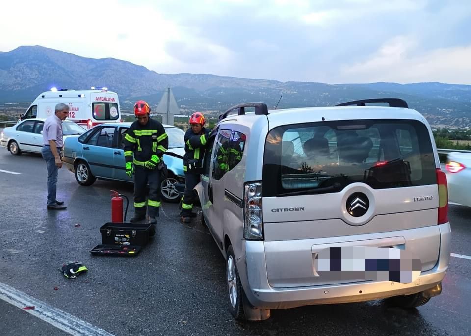 Otomobil karşı y&ouml;nden gelen ara&ccedil;la &ccedil;arpıştı; 2 yaralı
