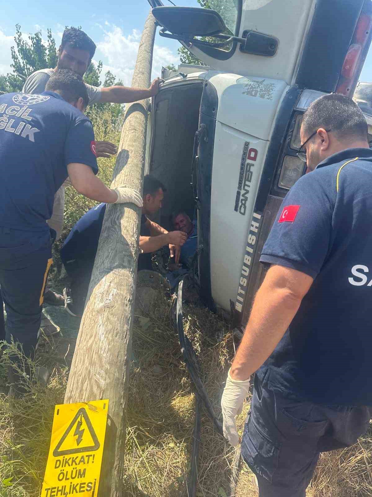 Virajı alamayan kamyon elektrik direğine çarparak devrildi: 1 yaralı
