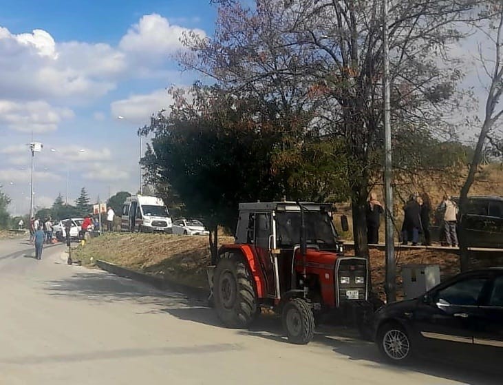 Otomobil kaldırıma çarptı, yaralılara yoldan geçen sağlık ekibi müdahale etti
