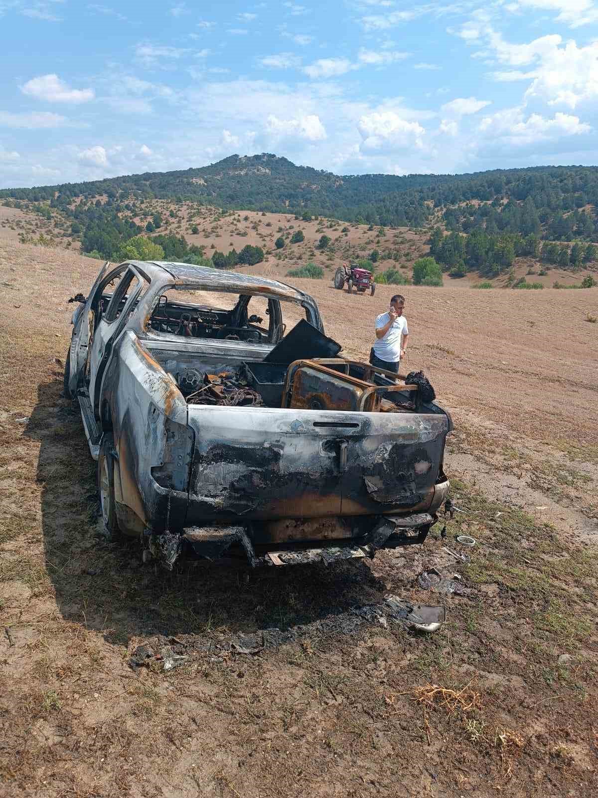 Alevlere teslim olan pikap küle döndü
