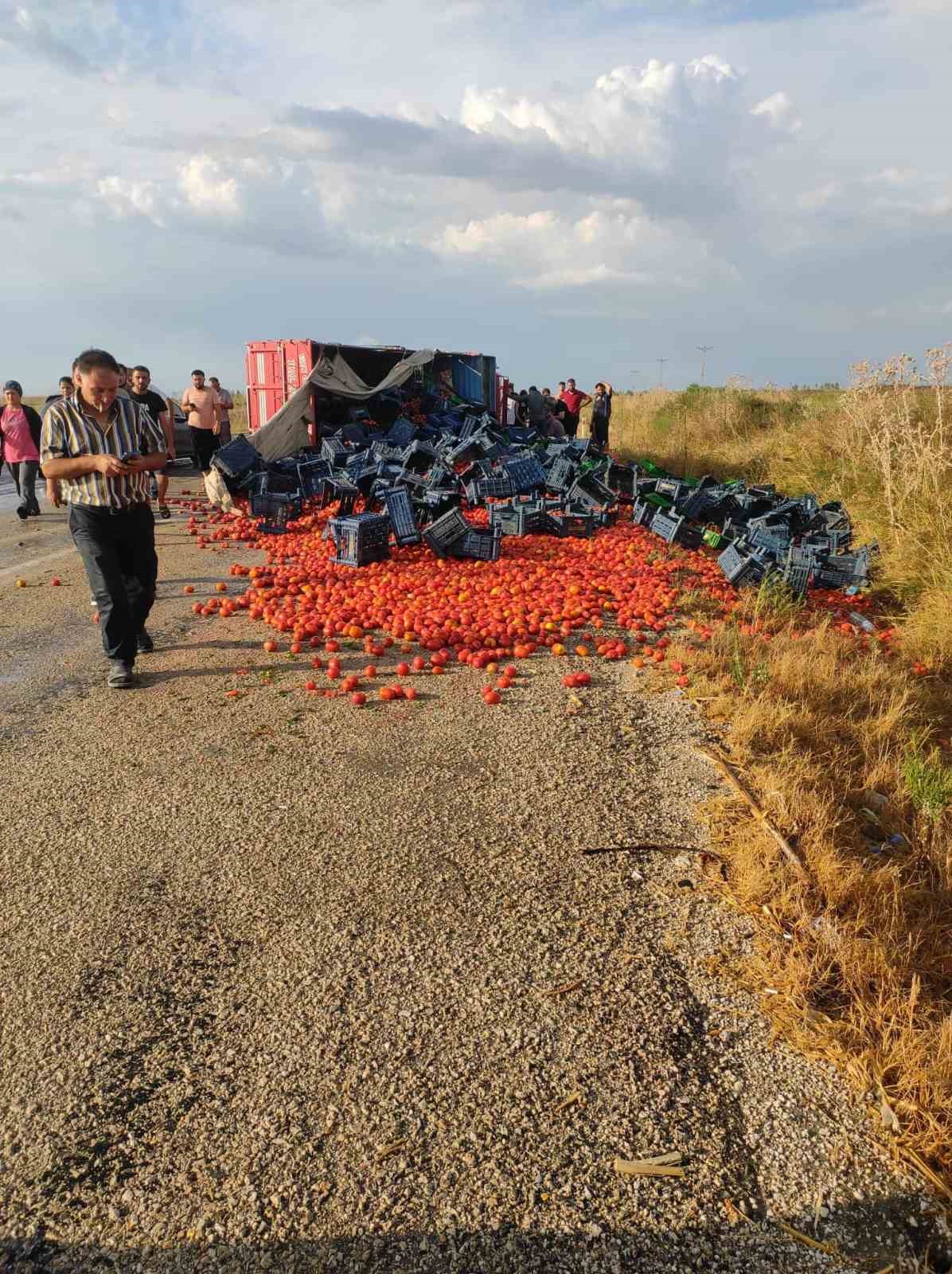 Adana&rsquo;da domates y&uuml;kl&uuml; kamyonet devrildi 