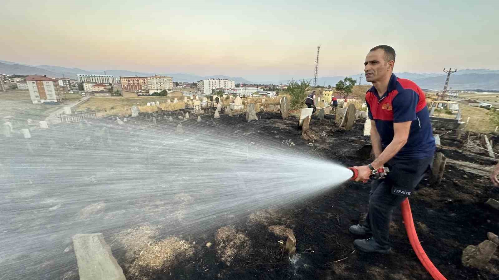 Yüksekova’da mezarlıkta çıkan yangın korkuttu
