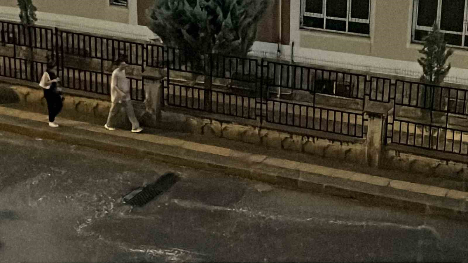 Kahramanmaraş&rsquo;ta şimşekler geceyi g&uuml;nd&uuml;ze &ccedil;evirdi
