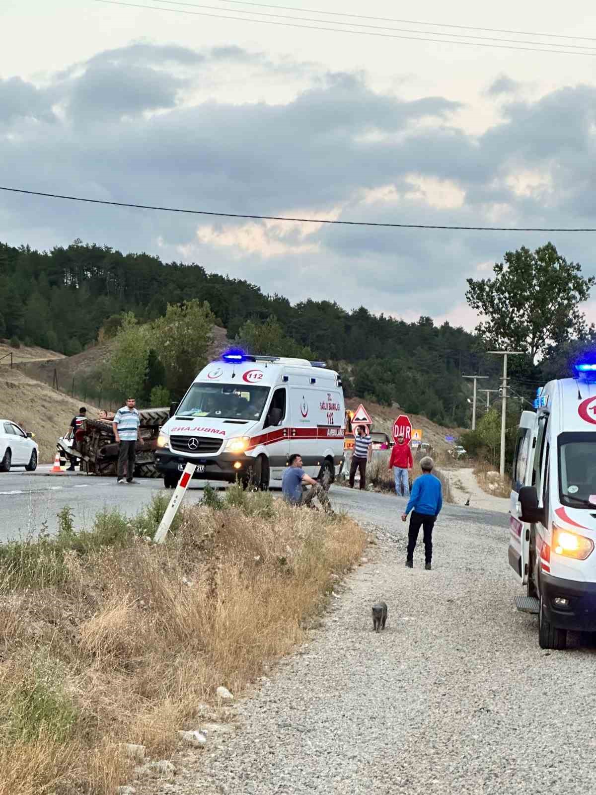 Bolu’da feci kaza: Minibüsle traktör çarpıştı, 15 kişi yaralandı 