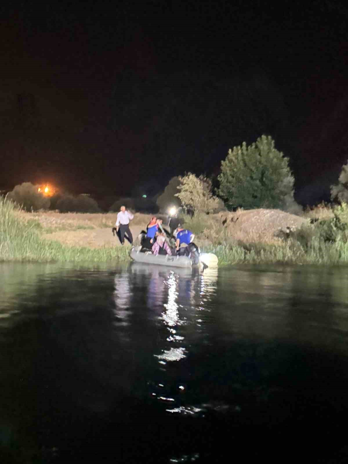 Dicle Nehri&rsquo;ndeki adacıkta suyun y&uuml;kselmesiyle mahsur kalan 9 kişilik aile kurtarıldı
