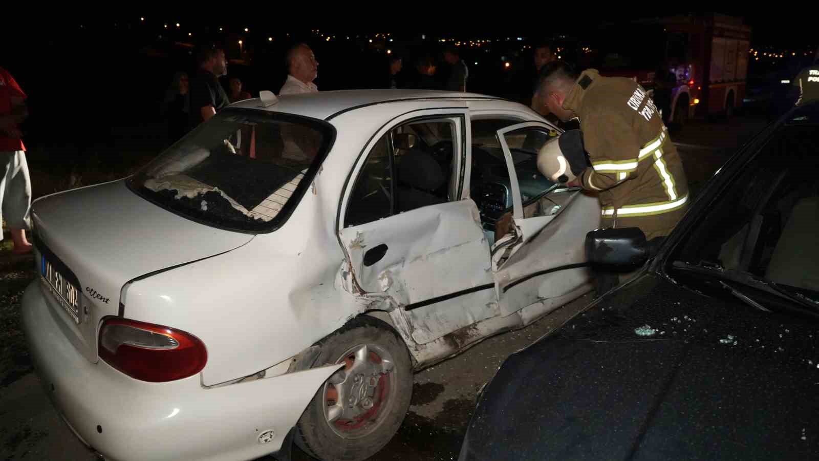 Kırıkkale&rsquo;de iki otomobil &ccedil;arpıştı: 3 yaralı
