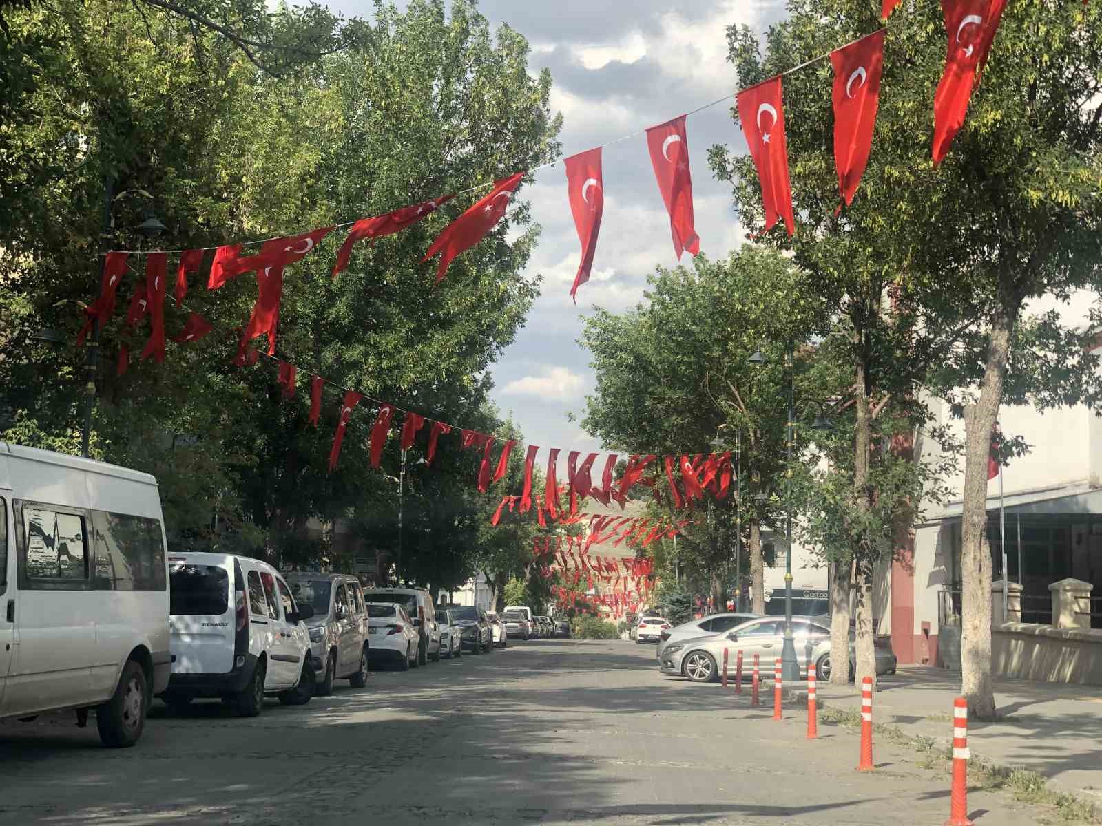 Kars’ta Zafer Bayramı öncesinde caddeler bayraklarla donatıldı
