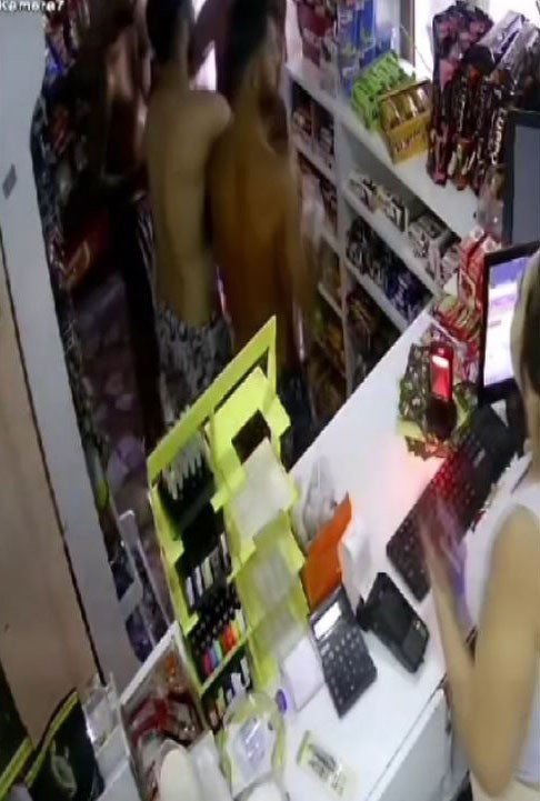 B&uuml;y&uuml;k&ccedil;ekmece&rsquo;de gen&ccedil; kız dehşeti yaşadı: Dişleri kıran yumruk kamerada
