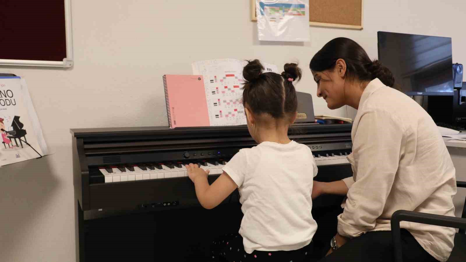 Aydın B&uuml;y&uuml;kşehir Belediyesi Otizm Sanat ve Gelişim Merkezi, y&uuml;zlerce &ouml;ğrencinin eğitimine &ouml;nc&uuml; oluyor
