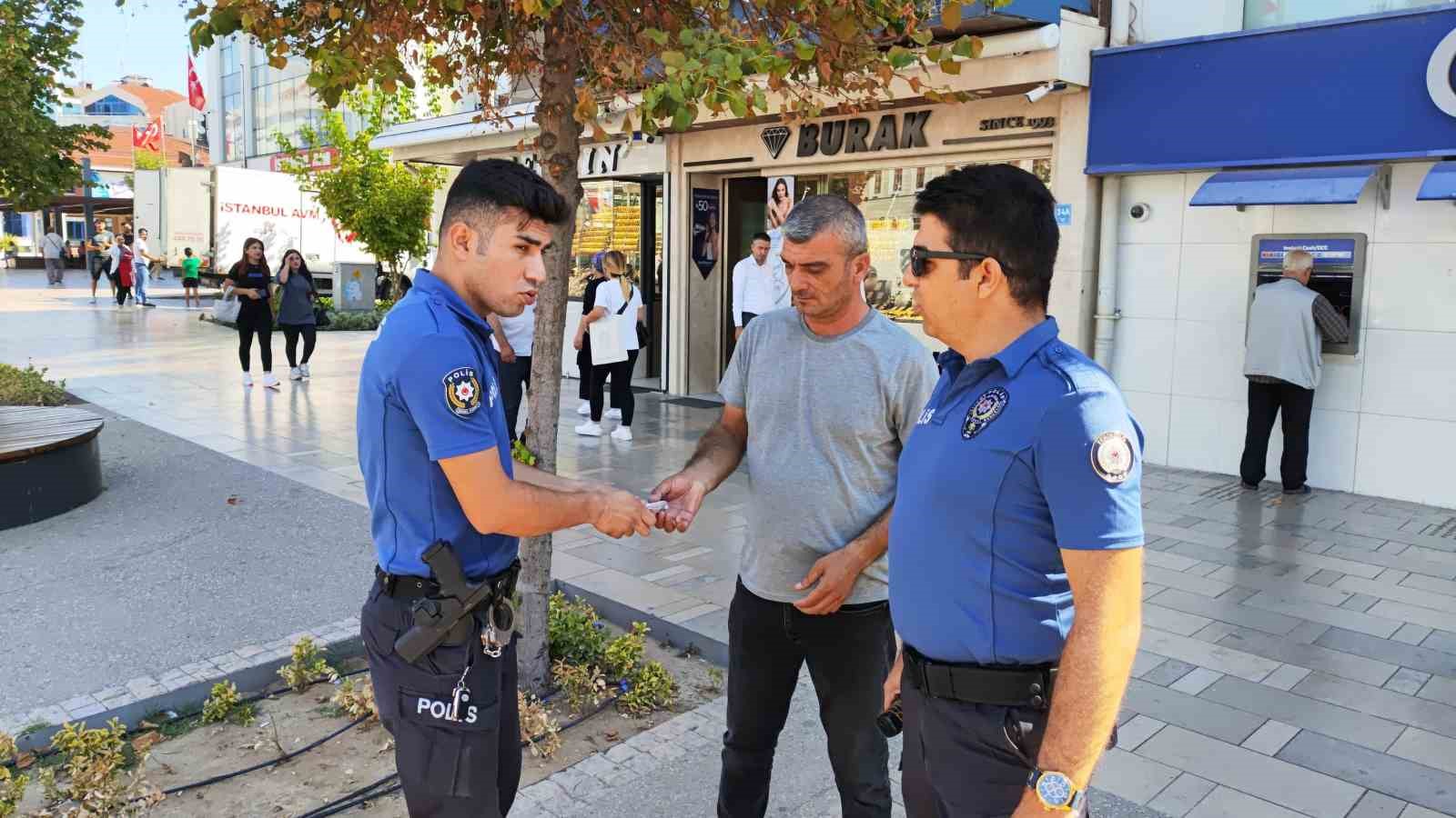 &lsquo;İnsanlık &Ouml;lmemiş&rsquo; dedirten davranış: Tomar tomar para buldu
