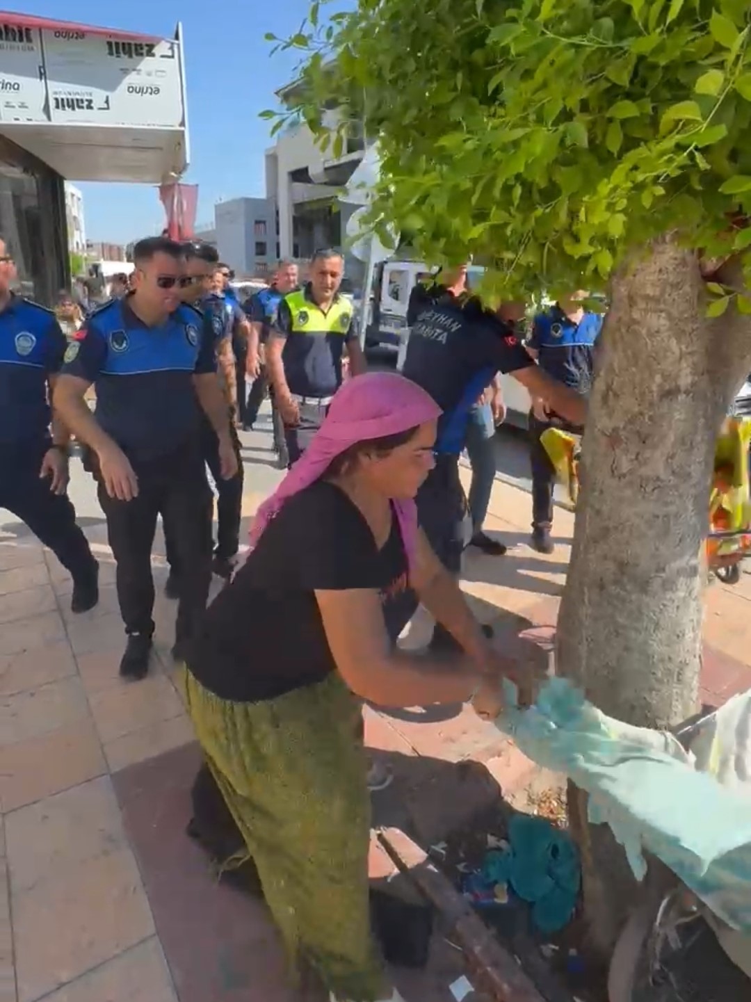 Adana&rsquo;da zabıta ekipleri kaldırım işgaliyle m&uuml;cadele başlattı
