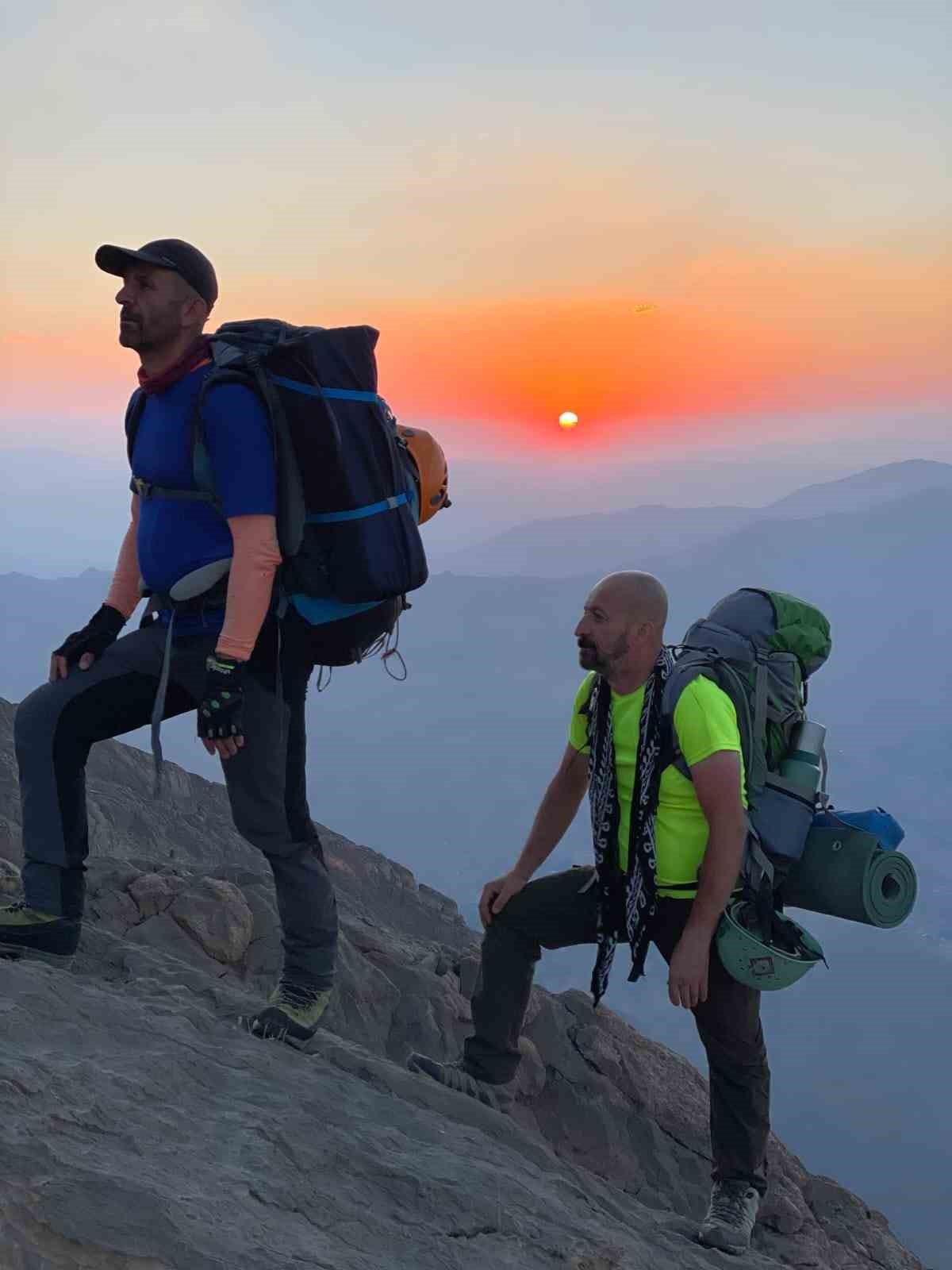 Hakkari’de intiharlara dikkat çekmek için Sümbül Dağı’na tırmandılar
