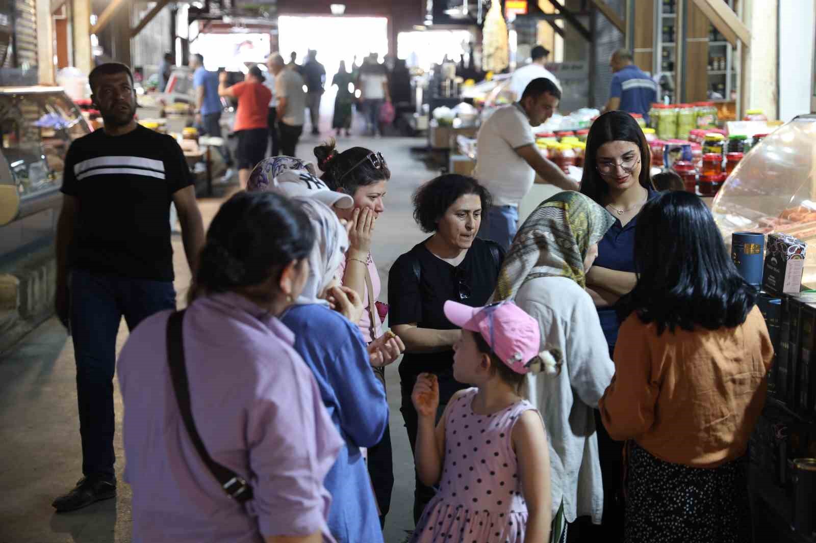 Kapalı Çarşı’daki gurbetçi yoğunluğu esnafın yüzünü güldürdü