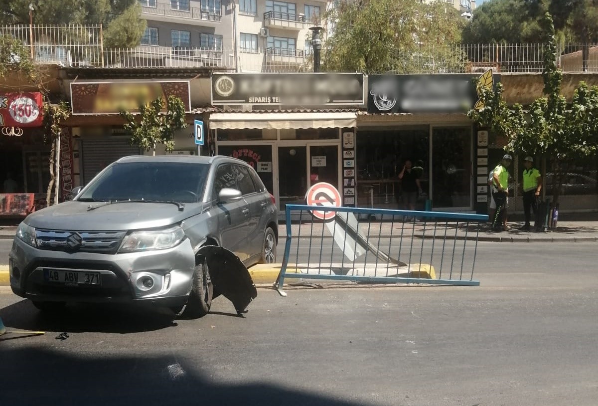 Kontrolden &ccedil;ıkan otomobil ref&uuml;je &ccedil;ıktı
