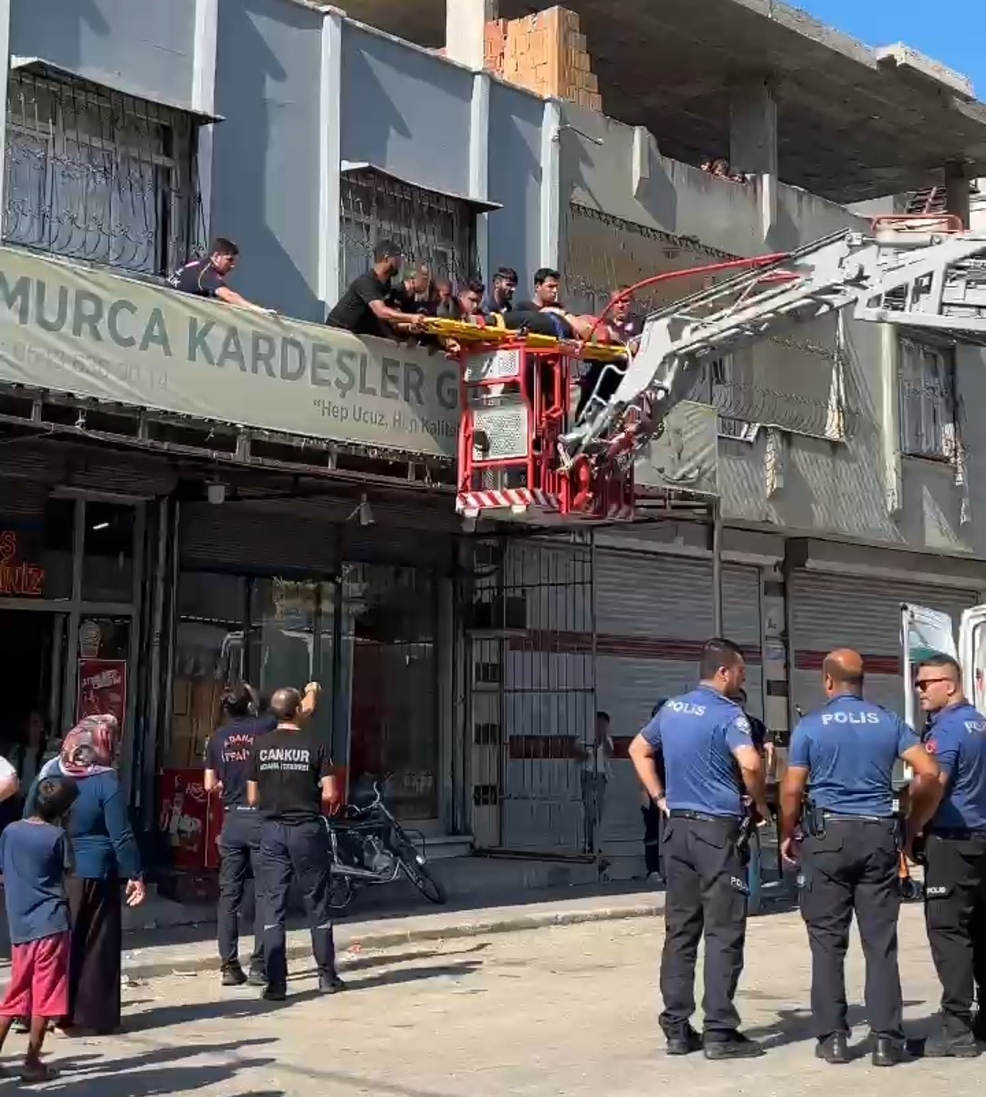 Damdan d&uuml;şen kadın itfaiye tarafından kurtarıldı
