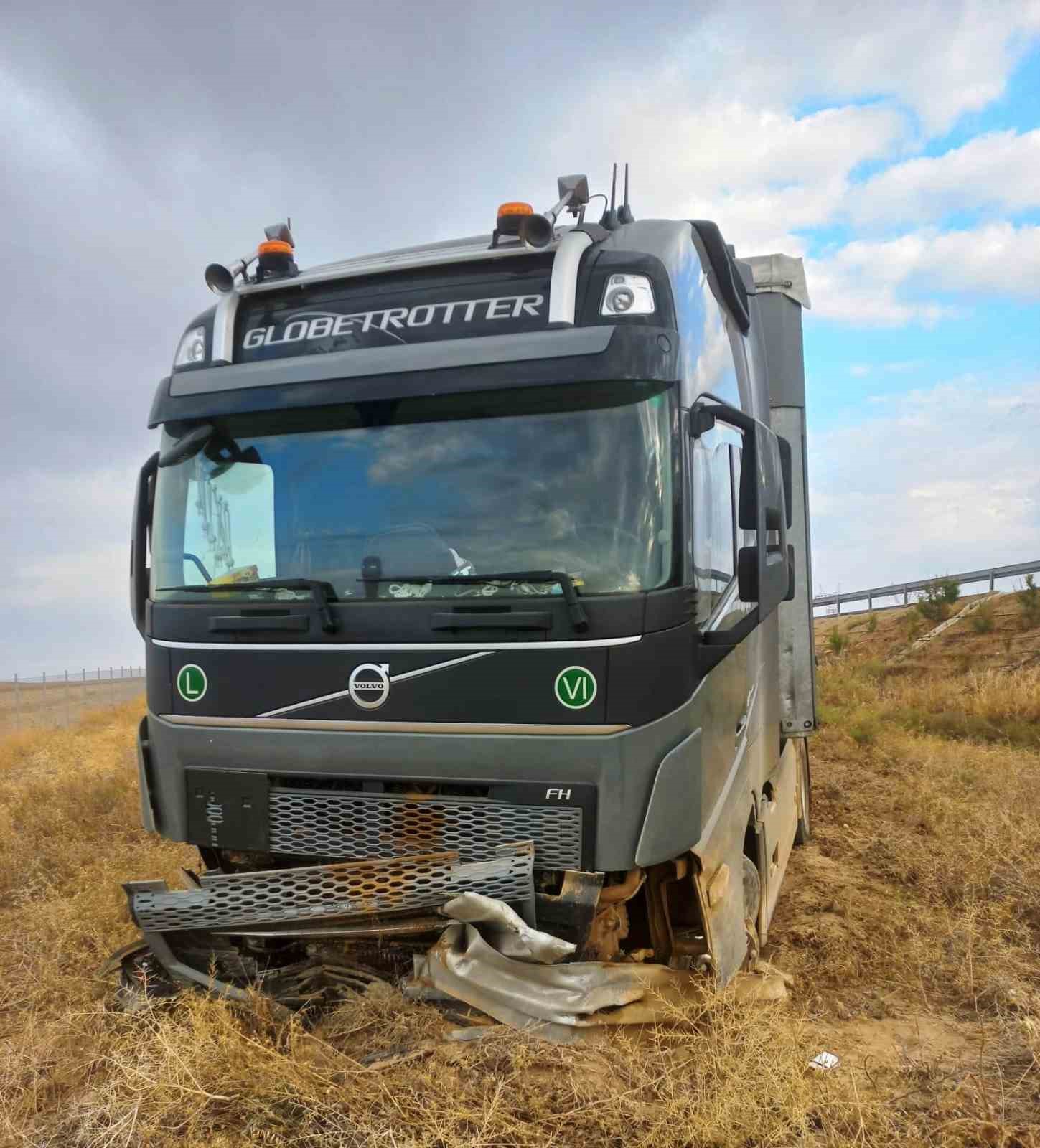 Konya’da yoldan çıkan tır tarlaya girdi: 1 yaralı
