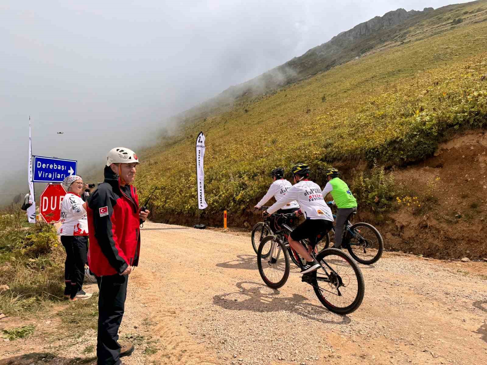 Dünyanın en tehlikeli yolunda bisikletçilerin güvenliğini sağlayanlar arasında Anda Trabzon ekibi de vardı
