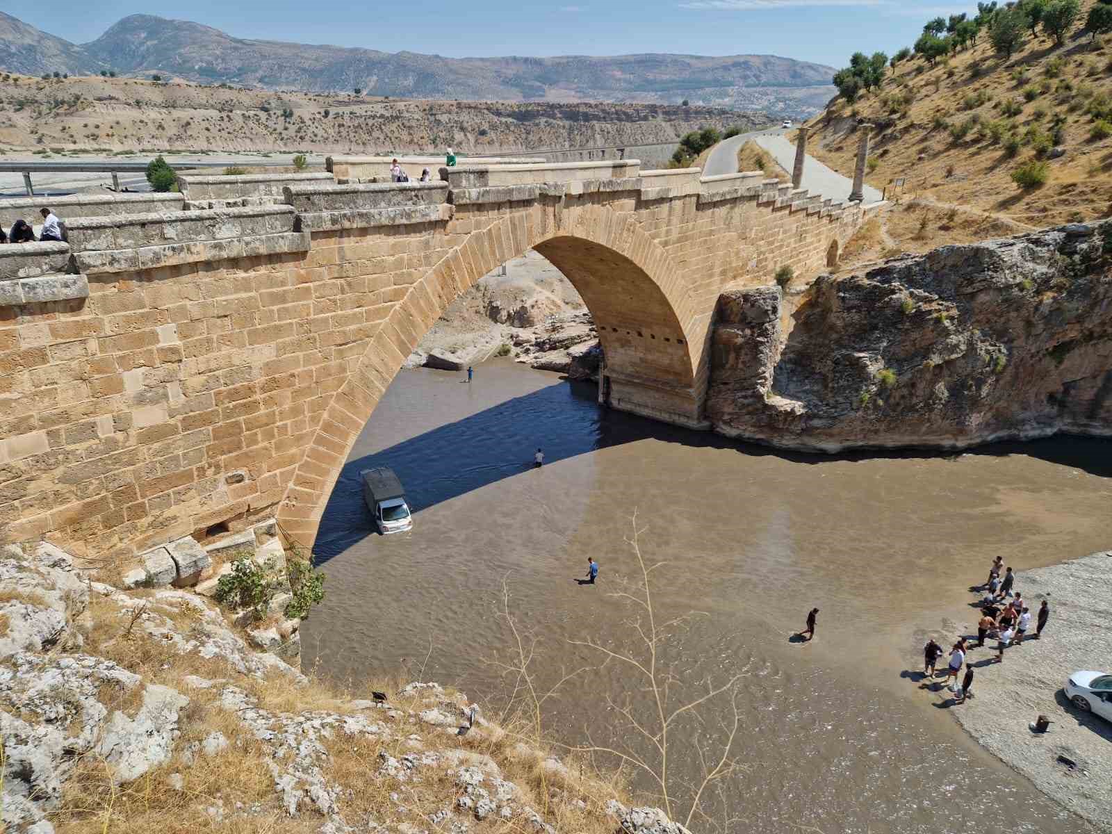 Açılan HES kapakları piknikçileri mahsur bıraktı