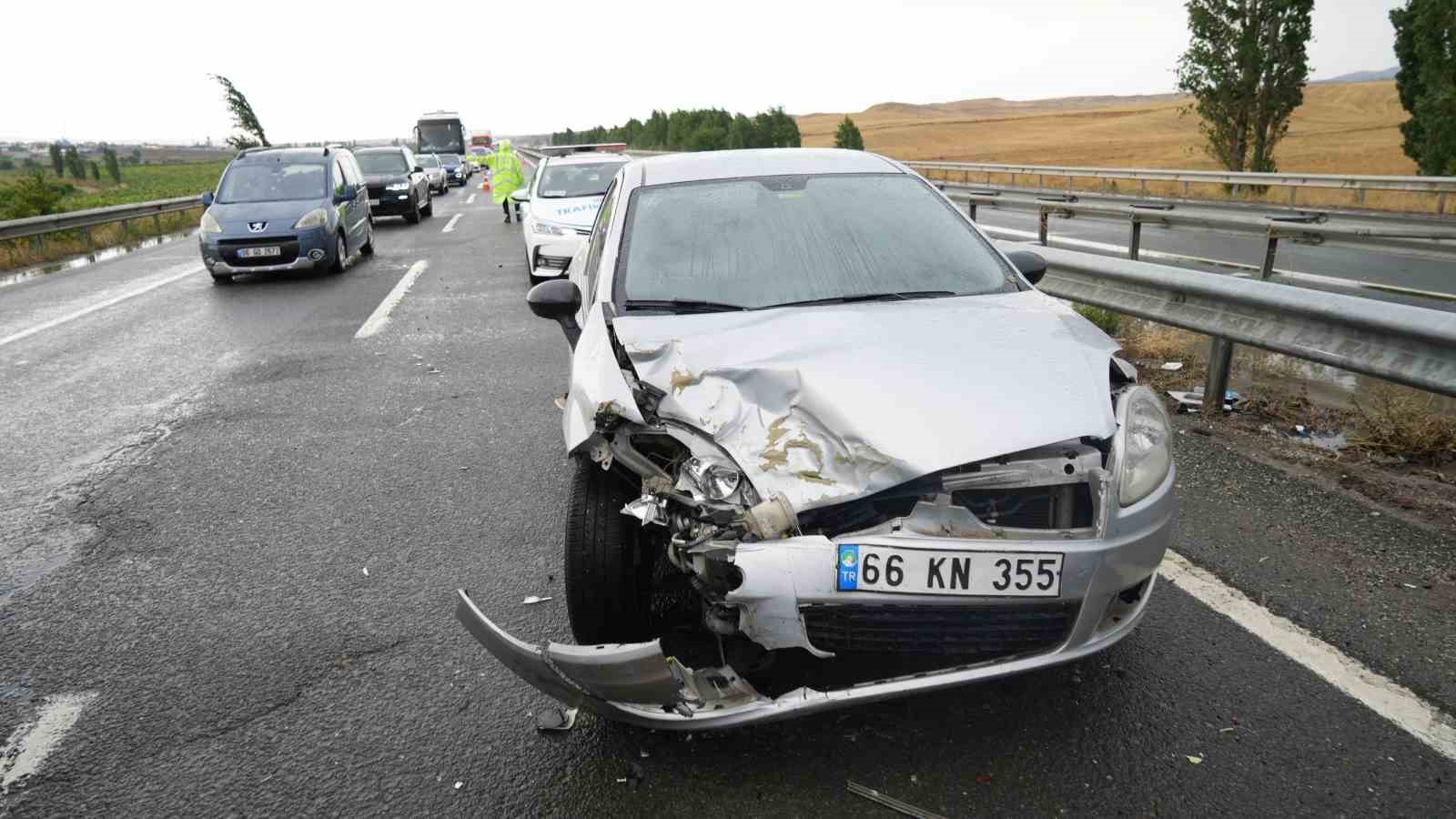 Kırıkkale&rsquo;de yağmur kazaya davetiye &ccedil;ıkardı: 3 ara&ccedil; &ccedil;arpıştı, 4 yaralı
