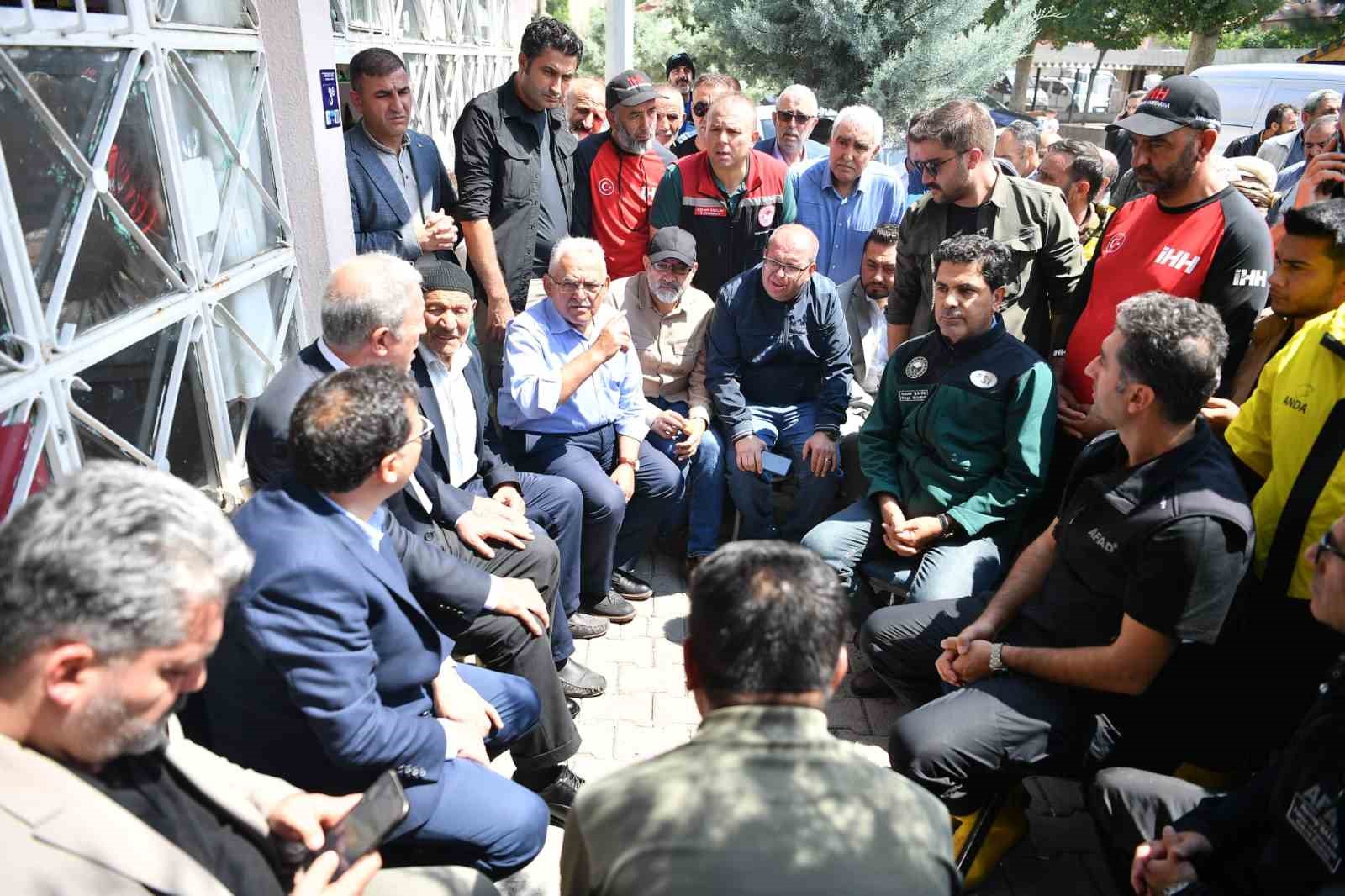 Kayseri protokolü, selde hayatını kaybeden vatandaşın ailesine taziyede bulundu
