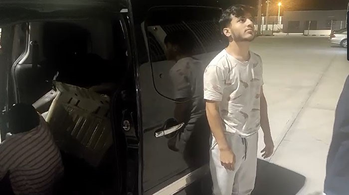 Hafif ticari aracın arka koltuğunun altından 2 ka&ccedil;ak g&ouml;&ccedil;men &ccedil;ıktı
