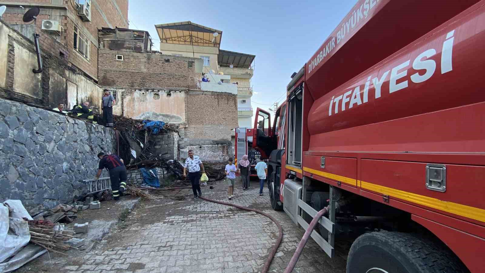 Diyarbakır’da odun deposunda çıkan yangın söndürüldü
