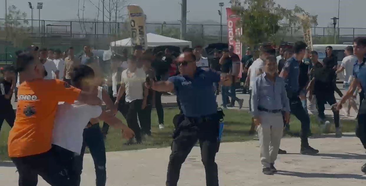 Modifiye fuarında &ccedil;ıkan kavga polisin m&uuml;dahalesiyle sonlandı 