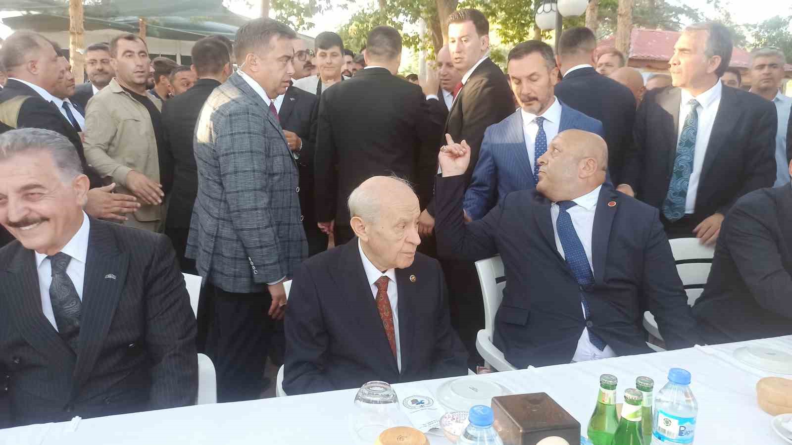 MHP Lideri Bah&ccedil;eli Ahlat&rsquo;ta partililerle bir araya geldi
