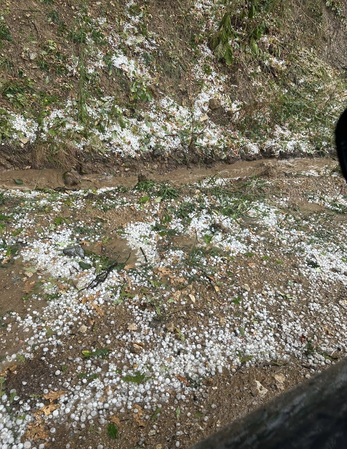 Bursa&rsquo;da aniden bastıran dolu hayatı fel&ccedil; etti
