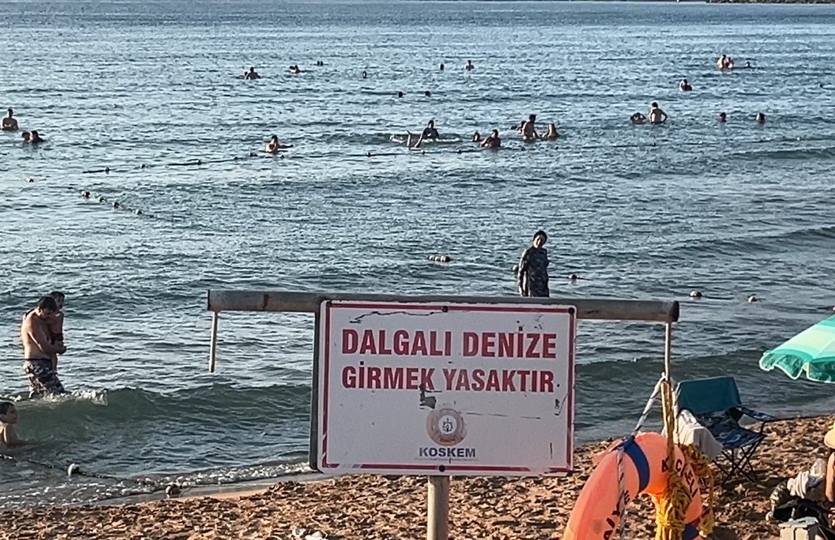 Kocaeli’de denize giren 2 kişi boğulma tehlikesi geçirdi
