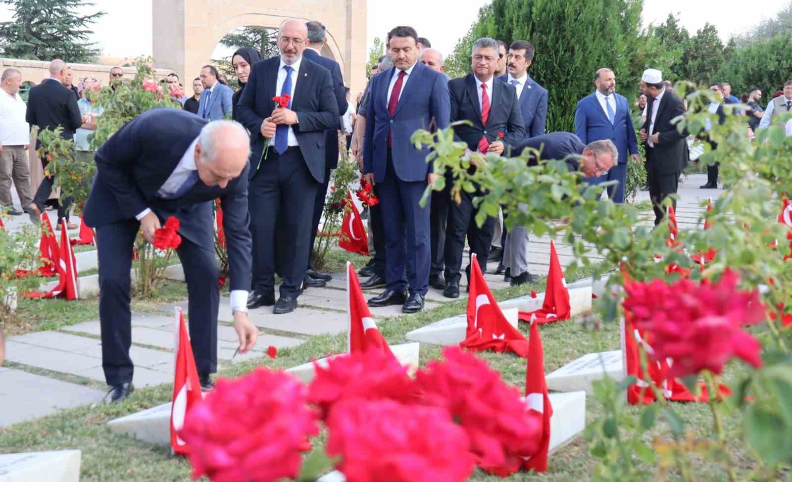 TBMM Başkanı Kurtulmuş, K&uuml;tahya&rsquo;da Zafer Abidesi&rsquo;ne &ccedil;elenk sundu, Dumlupınar Şehitliği&rsquo;ni ziyaret etti
