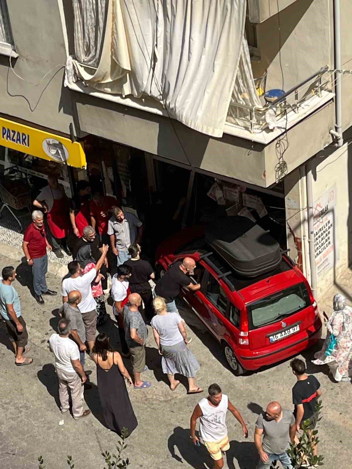 Yalova’da kontrolden çıkan otomobil emlak dükkanına girdi
