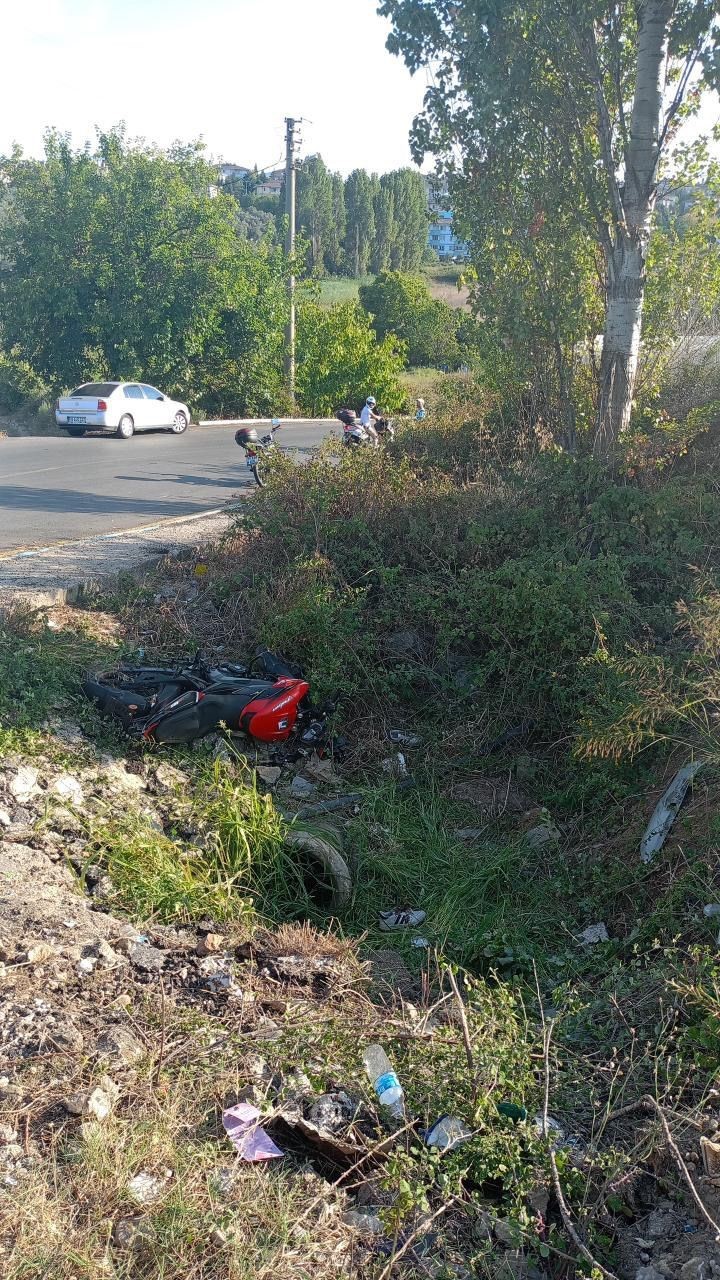 Yalova’da motosiklet ile hafif ticari araç çarpıştı: 2 yaralı
