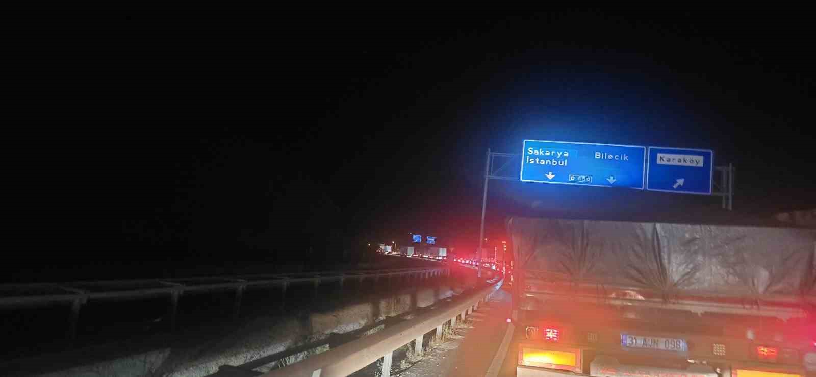 Yol &ccedil;alışması s&uuml;r&uuml;c&uuml;leri isyan ettirdi, 10 kilometrelik ara&ccedil; konvoyu oluştu
