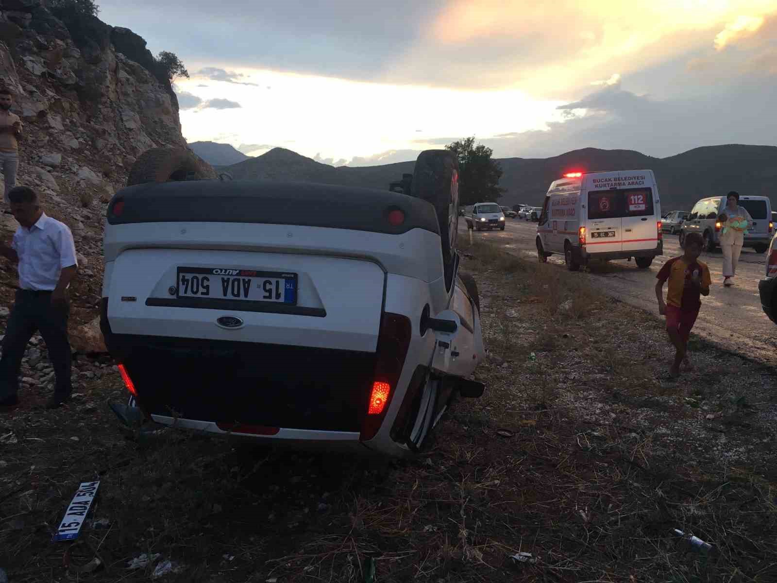 Burdur’da kaygan yolda kontrolden çıkan otomobil şarampole devrildi, 2 yaralı
