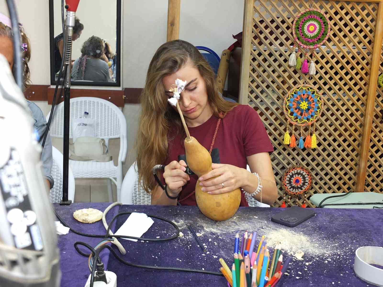 Balıkesir&rsquo;de &rsquo;Kadınlar Kahvehanesi&rsquo;nde su kabağı işleme at&ouml;lyesi kuruldu
