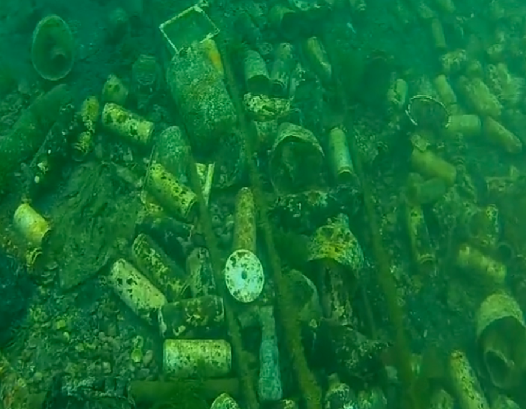 Erdek&rsquo;te su altı g&ouml;r&uuml;nt&uuml;leri denizin kirliliğini g&ouml;zler &ouml;n&uuml;ne serdi
