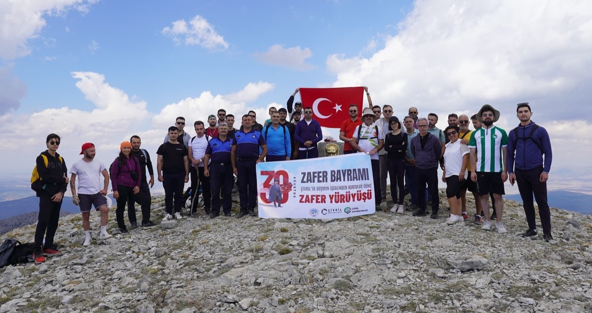Zafer Bayramı Akdağ&rsquo;ın zirvesinde kutlandı
